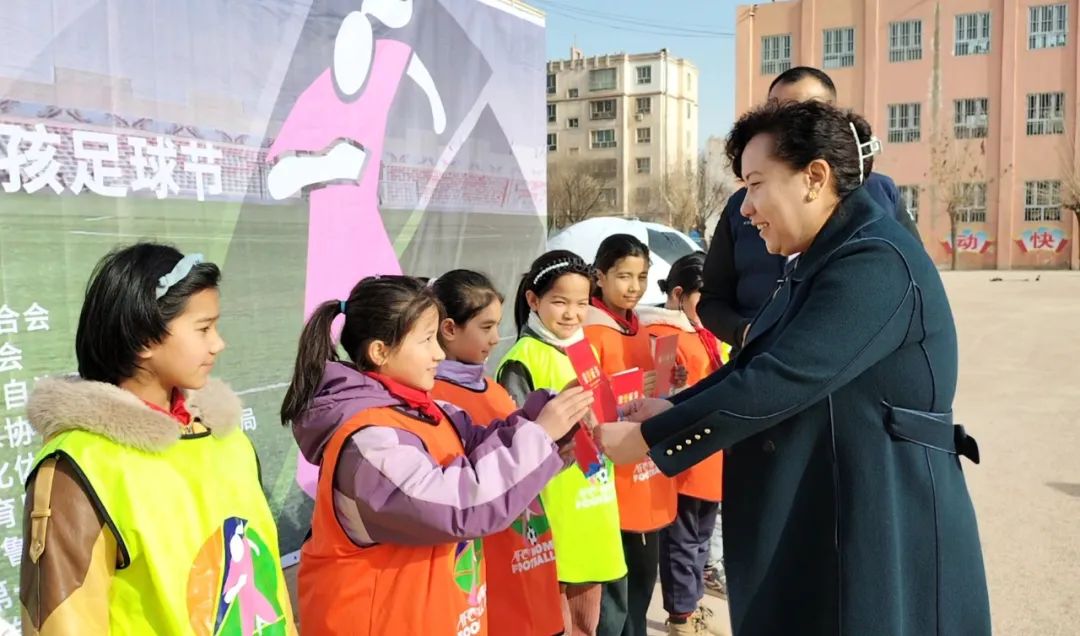 喀什地区疏勒县关工委联合县足球协会开展“2024年女孩足球节”活动