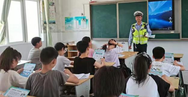 大手牵小手 交通安全一起守 ——徐州市铜山区单集镇关工委特邀法治副校长入校开展交通安全宣讲活动