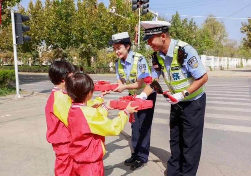 新疆喀什地区伽师县公安局交通管理大队“节日送祝福，警幼心连心”