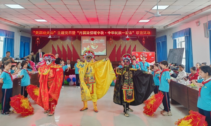 新疆喀什地区叶城县喀格勒克镇阿格孜康博依社区关工委开展“中秋联谊”活动