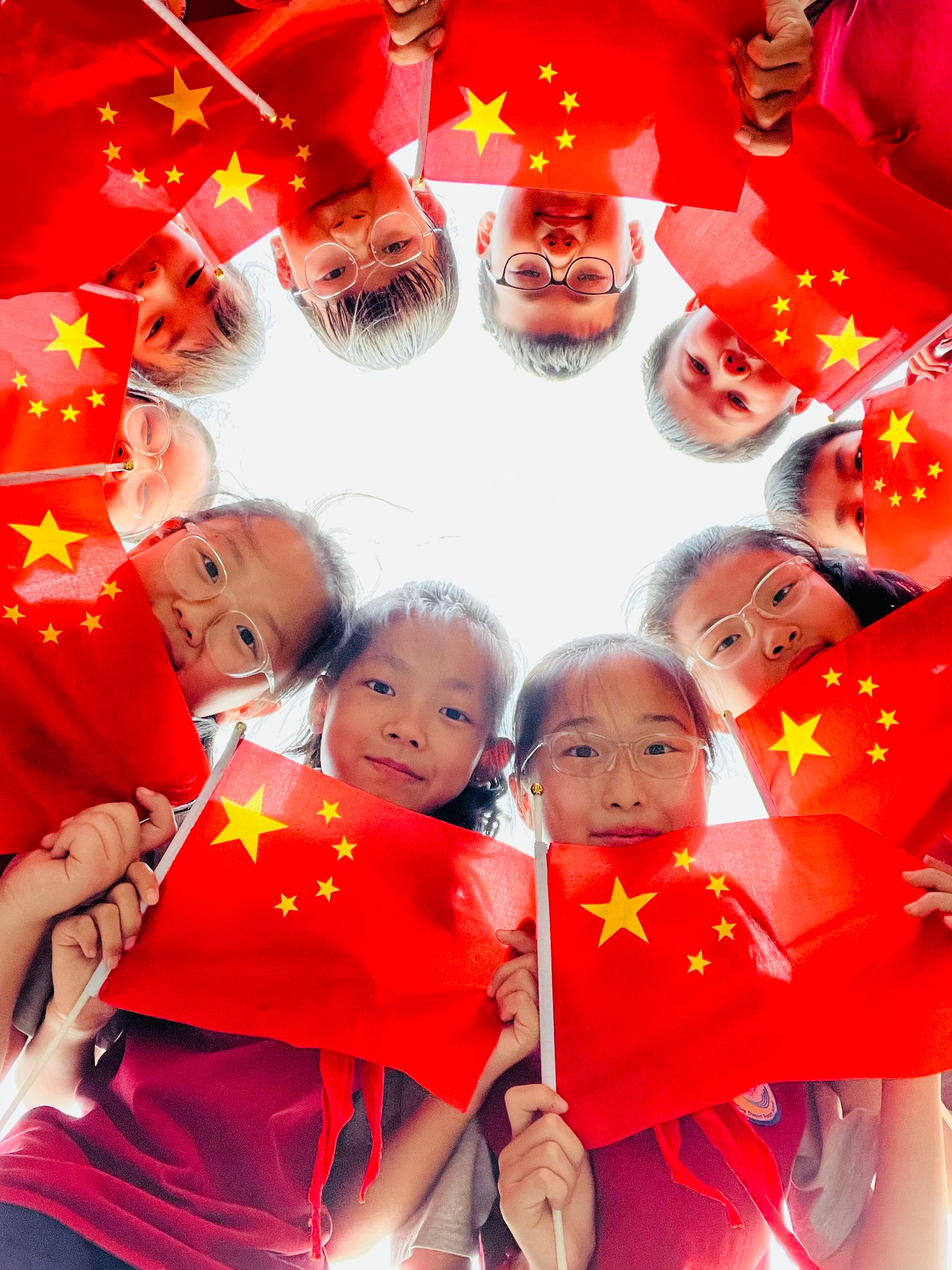 我和国旗合个影，感受最美中国红——山东省临沂市河东区汤河镇中心小学关工委国庆节主题活动（一）
