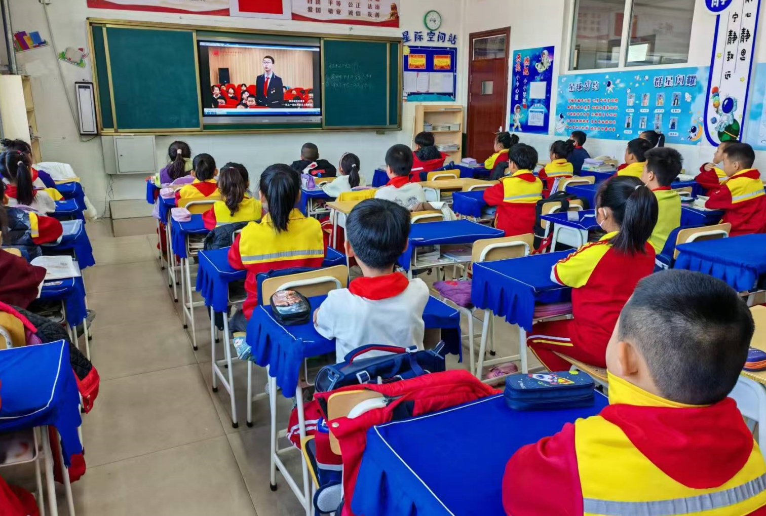 “神舟起落是吾乡” ——内蒙古自治区赤峰市元宝山区元宝山矿区小学关工委开展尚美教育之航天精神收看活动