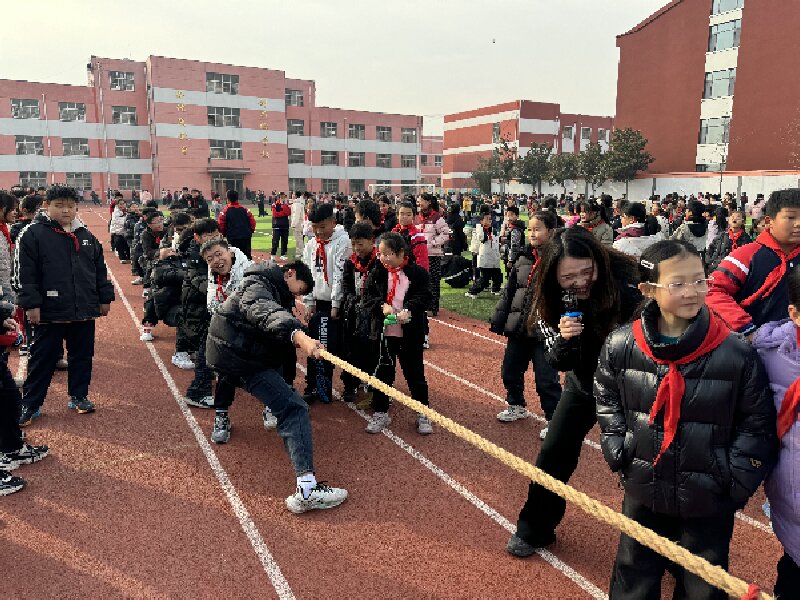 山东省临沂市河东区刘店子中心小学举行别开生面的拔河比赛