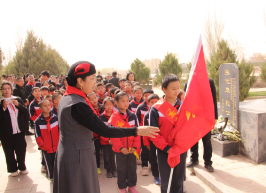 新疆维吾尔自治区喀什地区关工委联合疏勒县关工委开展“铭记英烈志·共铸中华魂”清明节烈士陵园扫墓活动