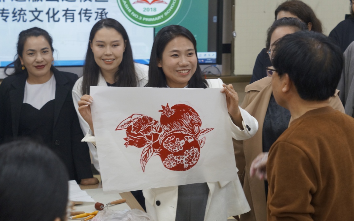 新疆维吾尔自治区喀什地区伽师县教育局关工委邀请范铁山开展非遗版画培训