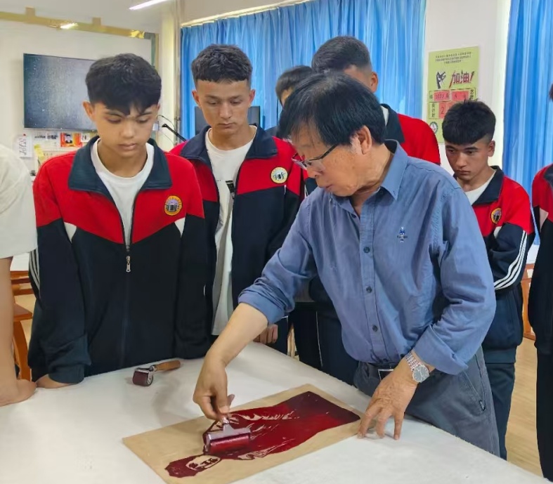 新疆喀什地区伽师县第二中学开展“木刻版画进校园，文化润疆育新苗”主题活动