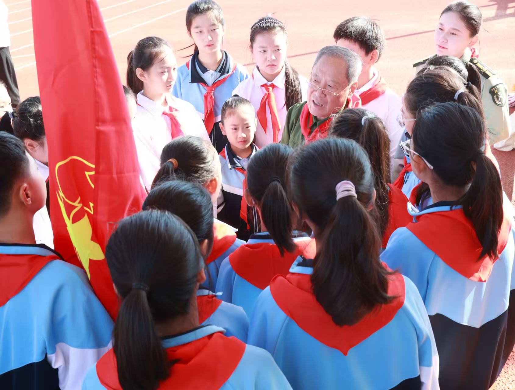 山东省临沂市“强国复兴有我，争做新时代好少年”少先队建队纪念日集中升旗仪式在河东区举行