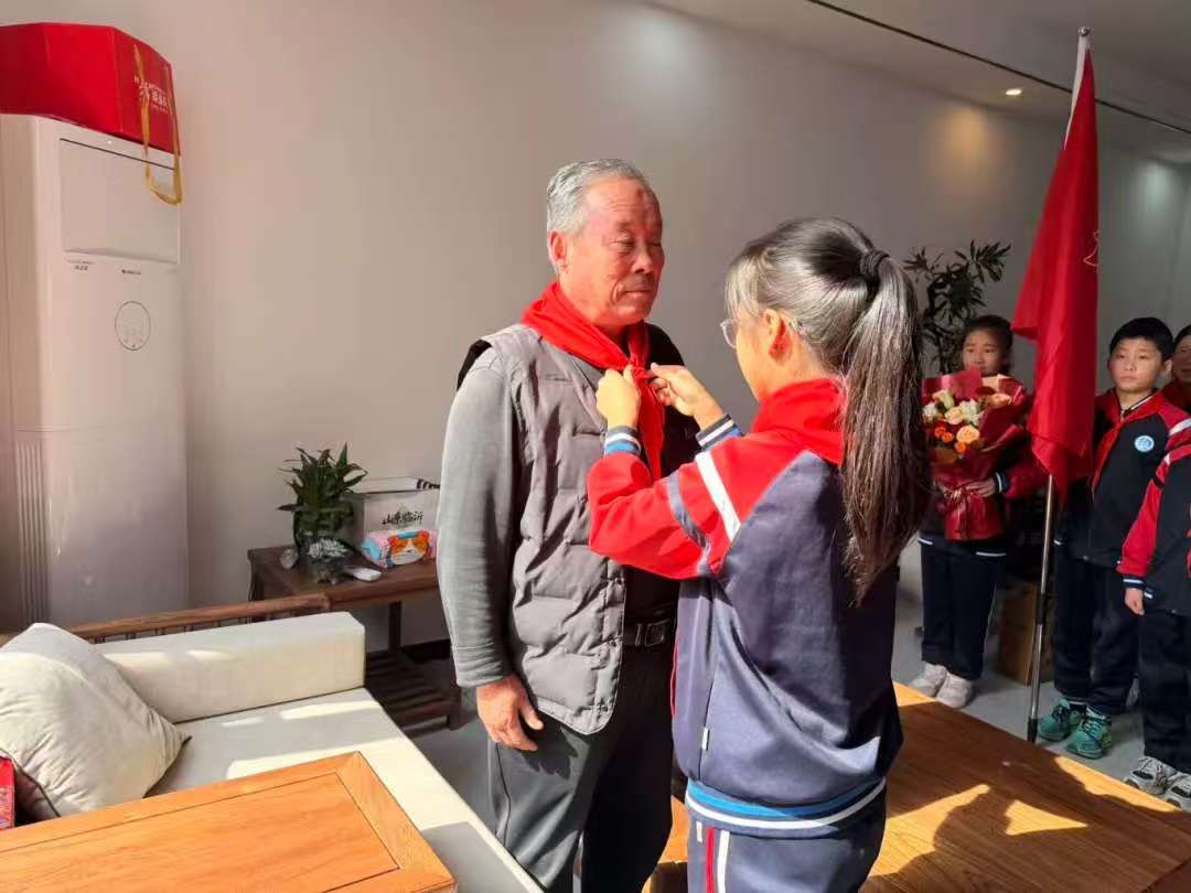 情暖重阳 致敬英雄——山东省临沂市河东区八湖镇柴河小学少先队队员与老兵爷爷共度别样重阳节