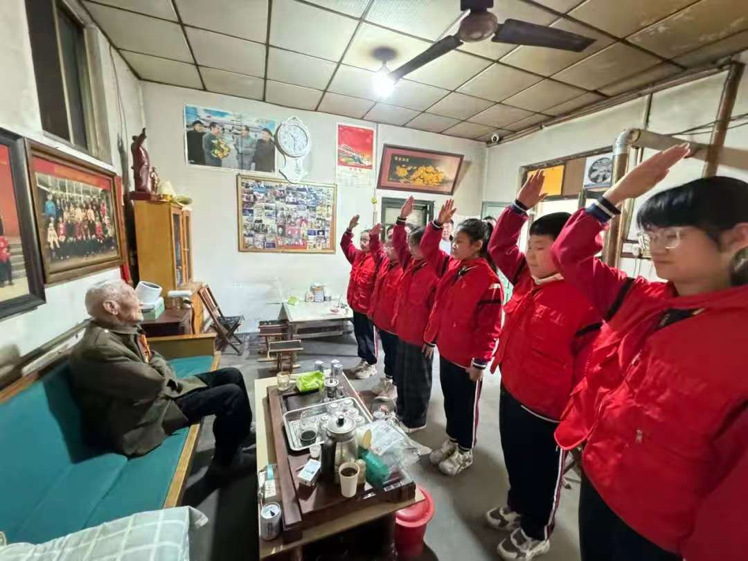 情暖重阳忆峥嵘 薪火相传敬老兵——山东省临沂市河东区八湖镇坊上小学开展重阳节慰问抗美援朝老兵志愿活动