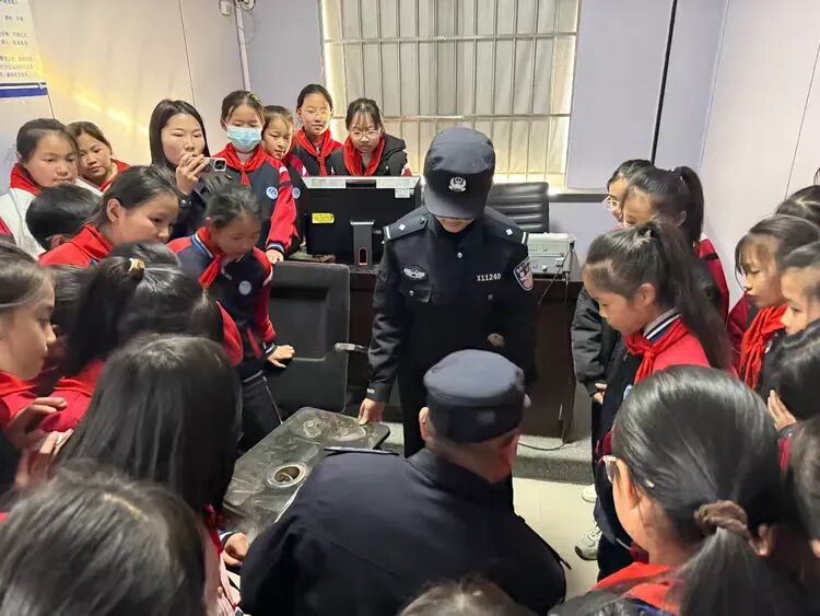 队员进警营 体验真“警”彩——山东省临沂市河东区八湖镇刘店子中心小学开展学生进警营研学实践活动
