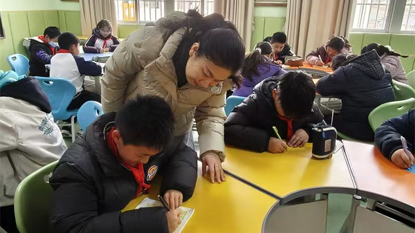 师恩润心田 童行见真情——江苏省徐州市铜山区房村镇中心小学关工委开展主题心理团辅活动