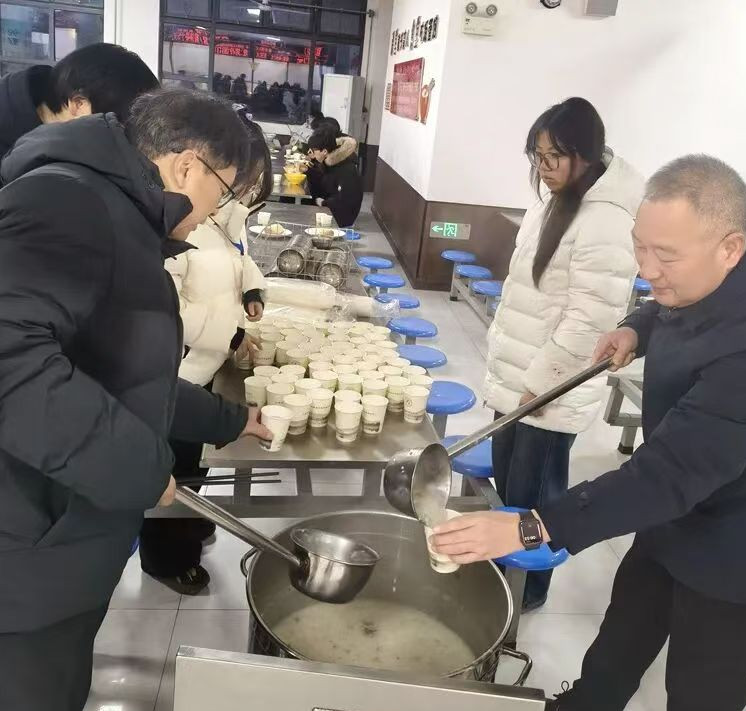 浓情腊八粥 暖沁学子心——江苏省徐州市铜山区大许中学关工委免费送粥情暖校园