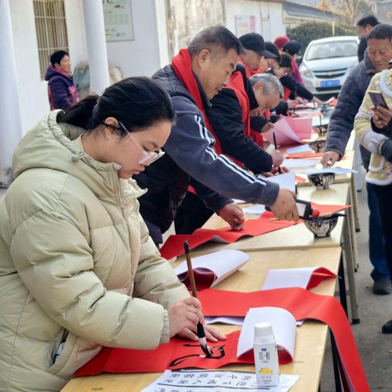 喜领春联赏“非遗” 老少挥毫送祝福——江苏省徐州市铜山区伊庄镇关工委开展义务写春联送祝福活动