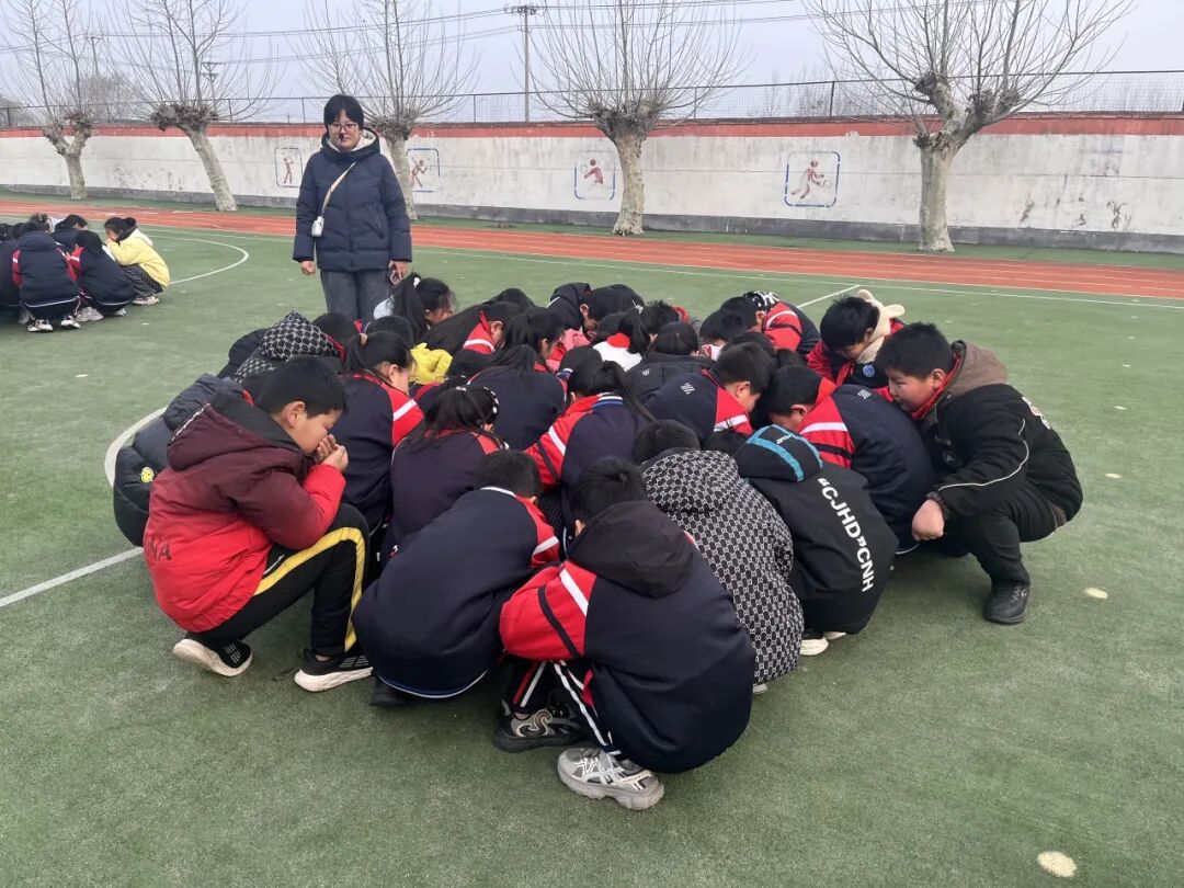 消防记心间 安全伴成长——山东省临沂市河东区八湖镇刘店子石拉渊小学于3月13日紧扣消防安全主题，精心组织开展主题班会、消防安全公开课观看及应急疏散演练系列活动