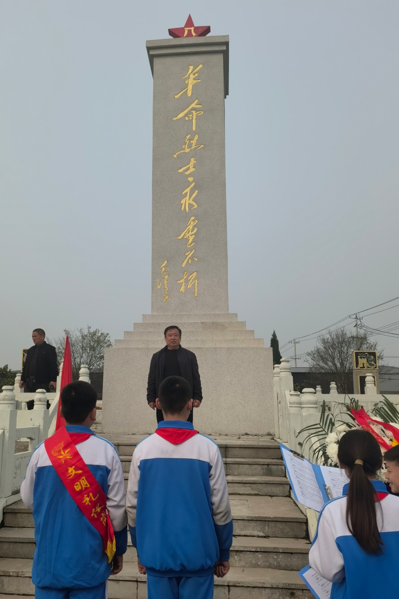 江苏省徐州市铜山区马坡镇关工委开展“缅怀革命先烈 传承红色基因”清明祭扫活动