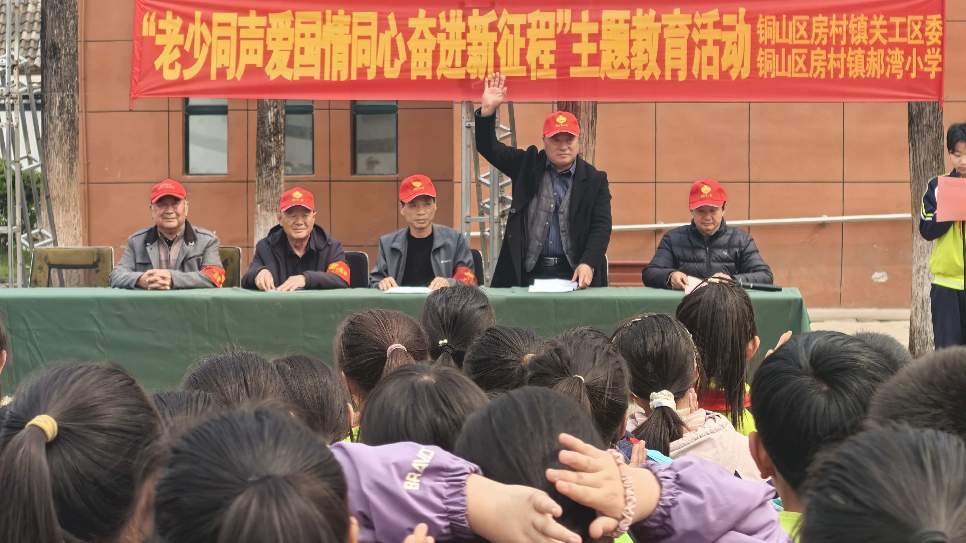 追寻红色足迹 汲取奋进力量——江苏省徐州市铜山区房村镇关工委联合中心小学赴狼山烈士陵园开展扫墓活动