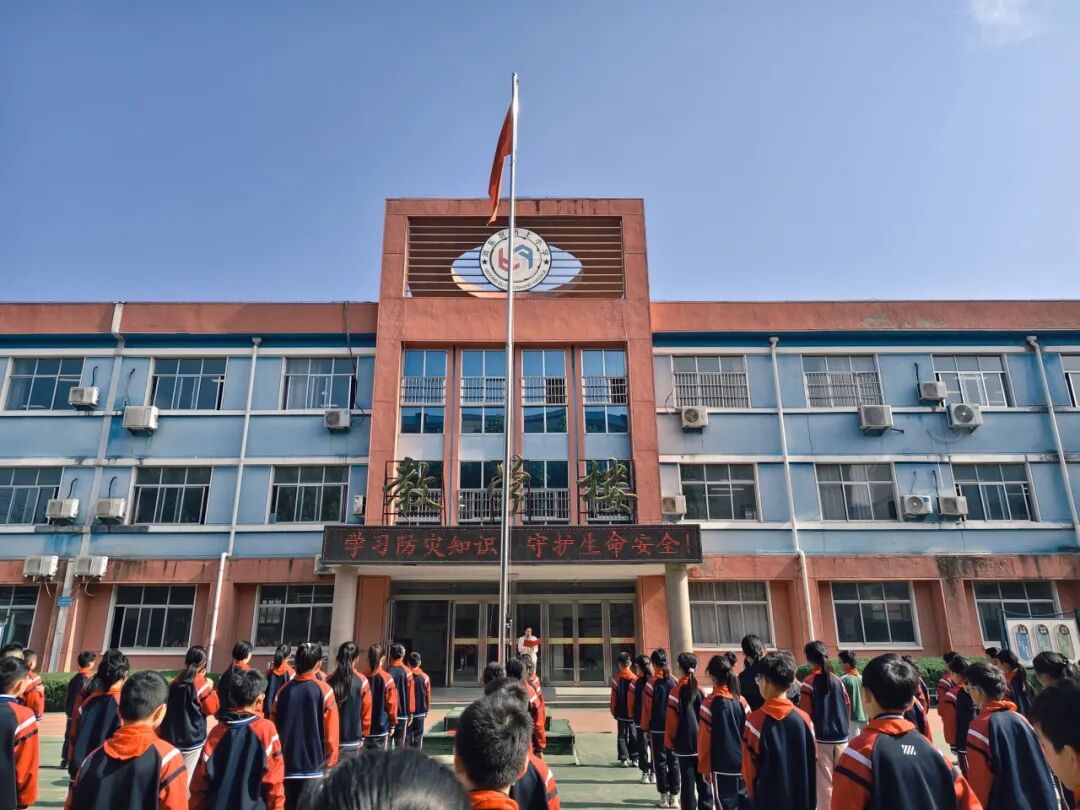 山东省临沂市河东区八湖镇刘店子坊上小学举行“学习防灾知识 守护生命安全”主题升旗仪式暨班级风采展示活动