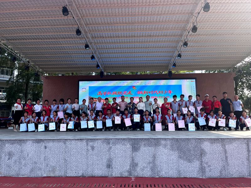 高举队旗跟党走  争做新时代好少年——广西壮族自治区梧州市万秀区关工委开展“六一”关爱进校园活动