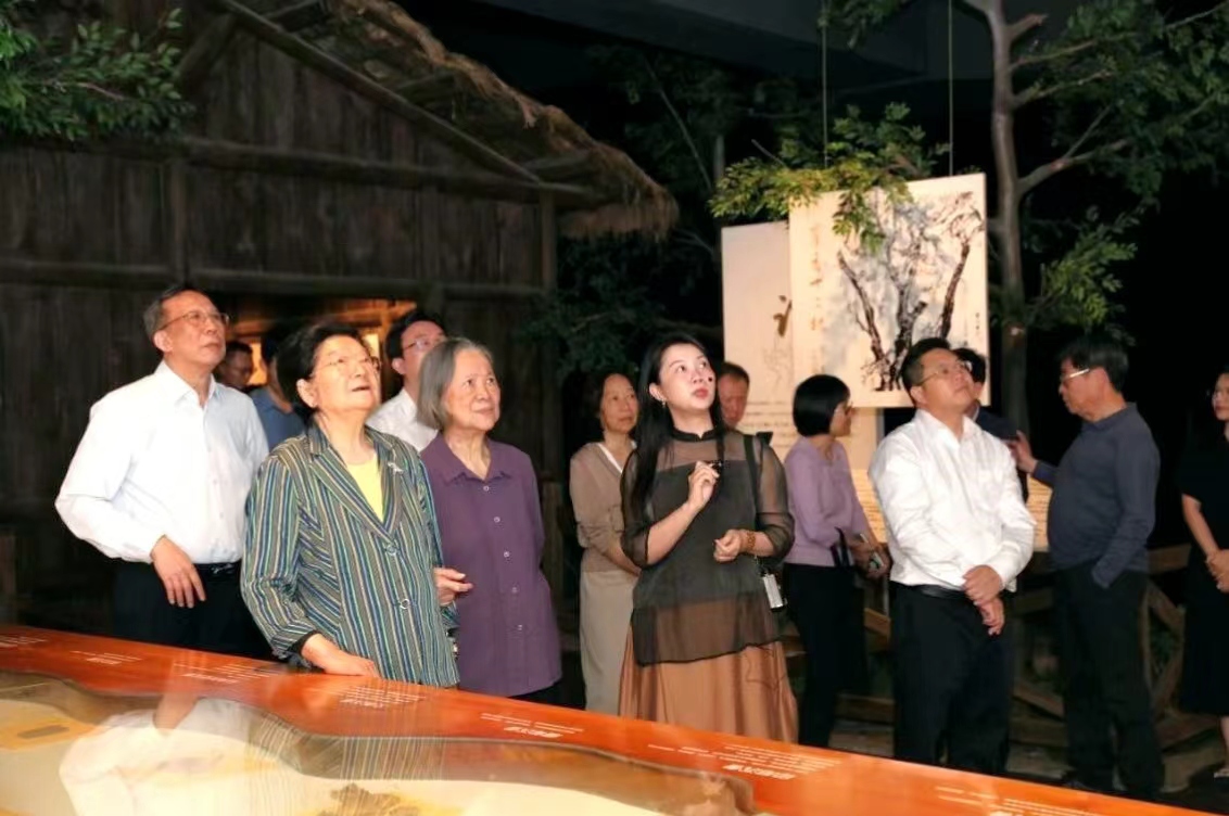 中国关工委主任顾秀莲一行到东莞市调研指导关心下一代工作