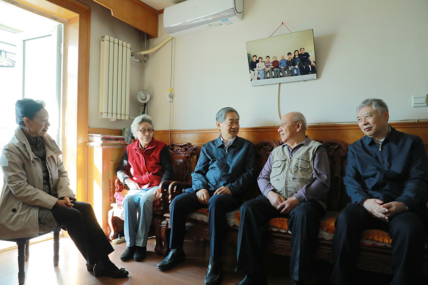 梁伟主任慰问“五老”陈世伟.jpg