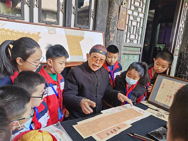 1732159161969610.png 山西省晋中市平遥县汇济学校关工委组织学生在古城博物馆听“五老”讲诚信故事.png