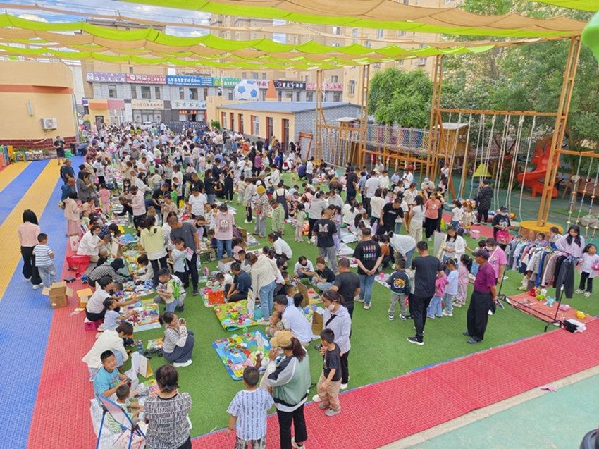 快乐集市开集了 ——内蒙古赤峰市元宝山区东城街道银河社区、第二幼儿园关工委开展快乐集市活动