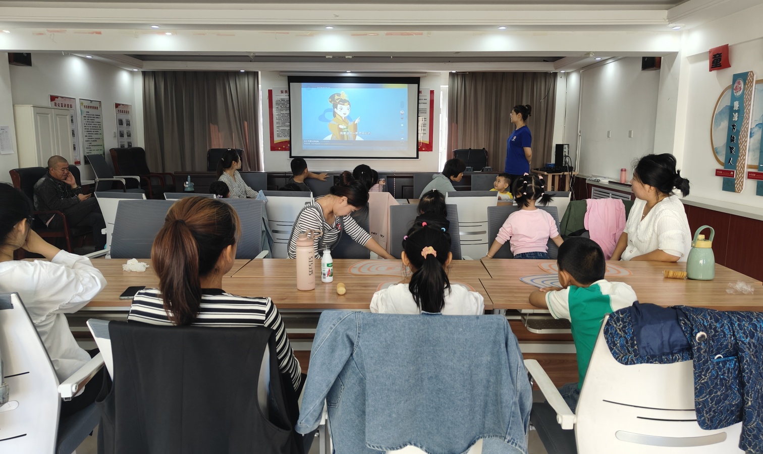 “月满照团圆 童心迎中秋” ——内蒙古赤峰市元宝山区西城街道新天地社区关工委开展中秋节主题亲子活动