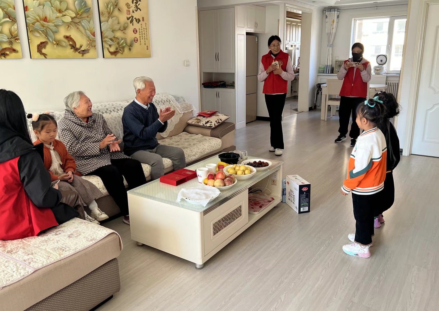 内蒙古赤峰市元宝山区东城街道银河社区关工委、区二幼关工委联合开展“重阳秋色暖 敬老情更浓”慰问活动