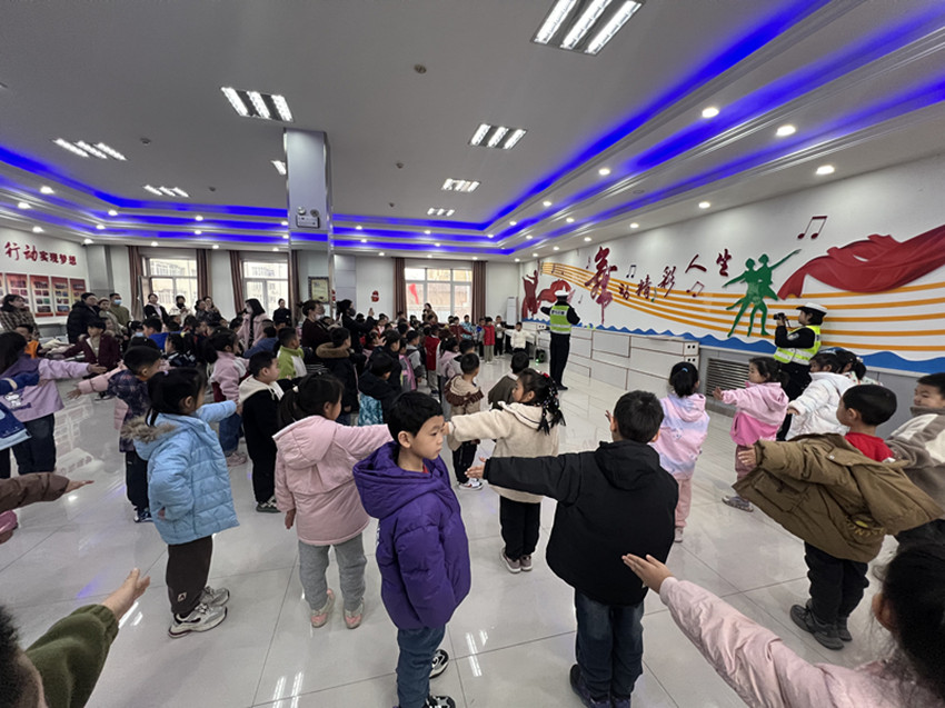 警社携手护幼苗 安全“童”行筑未来——内蒙古自治区赤峰市东城街道银河社区关工委开展幼儿道路 安全启蒙活动