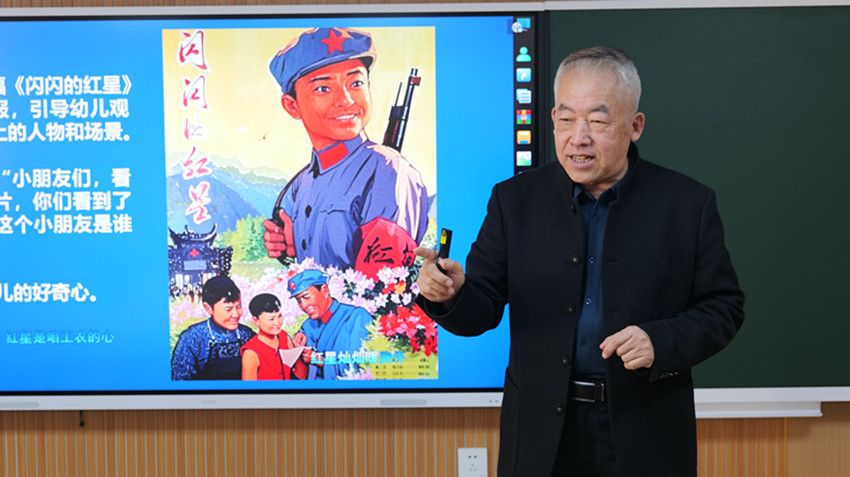 红色故事走进第七幼儿园 ——内蒙古自治区赤峰市元宝山区草原兰哈达协会关工委“五老”进校园