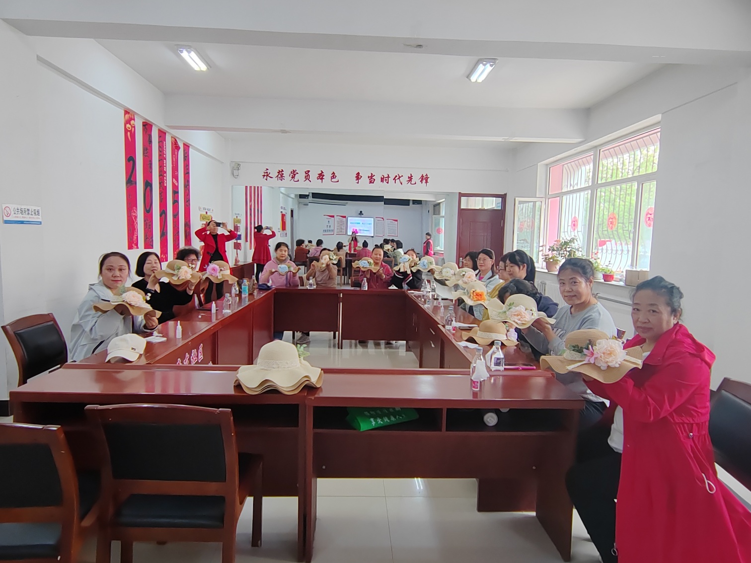 巧制手工礼帽，传递浓浓温情 ——内蒙古自治区赤峰市元宝山区西城街道如意东社区关工委开展母亲节活动