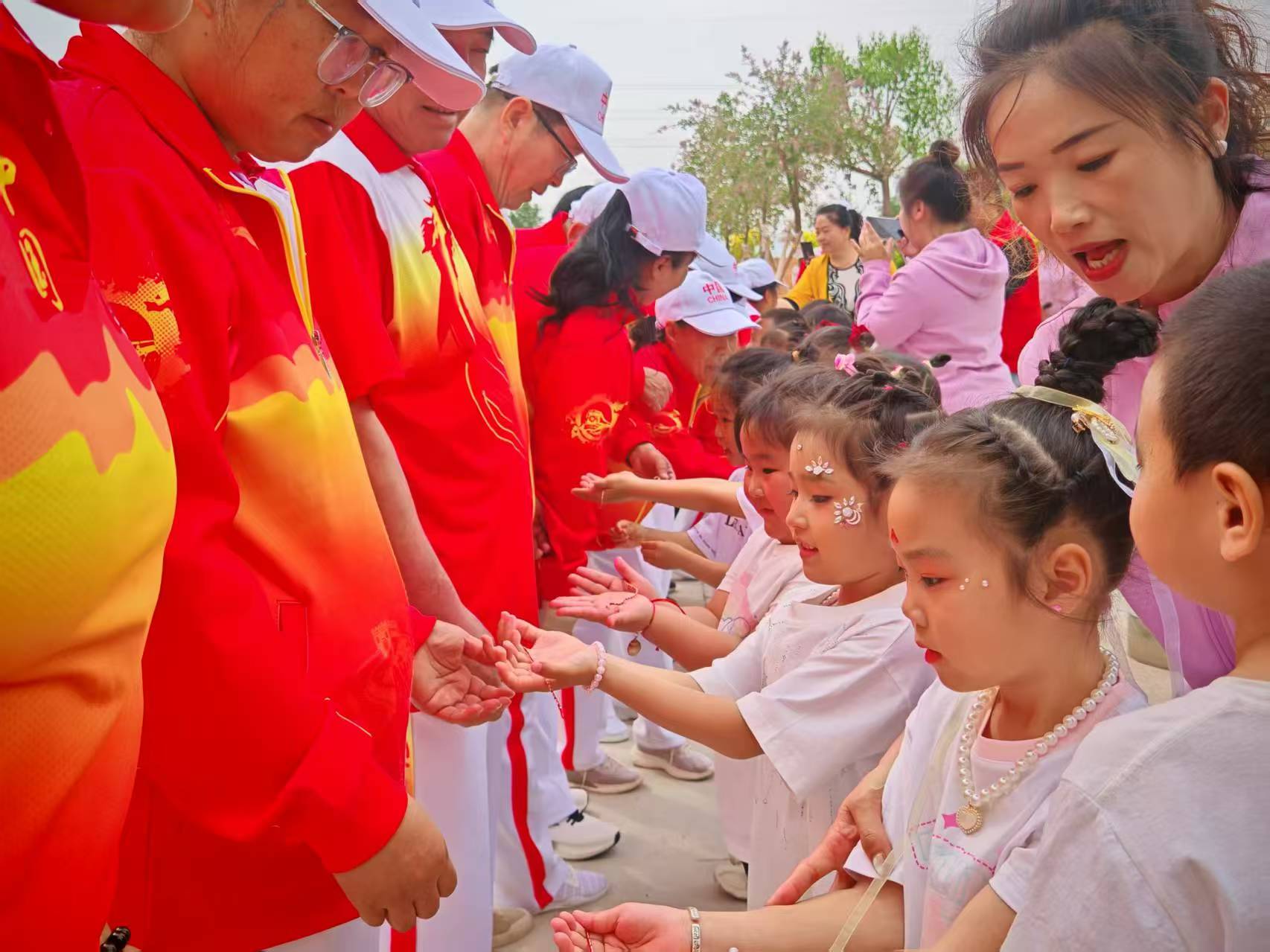 银发助舞添活力 老少共融开新篇 ——内蒙古赤峰市元宝山区云杉路街道中心路社区关工委开展六一儿童节活动