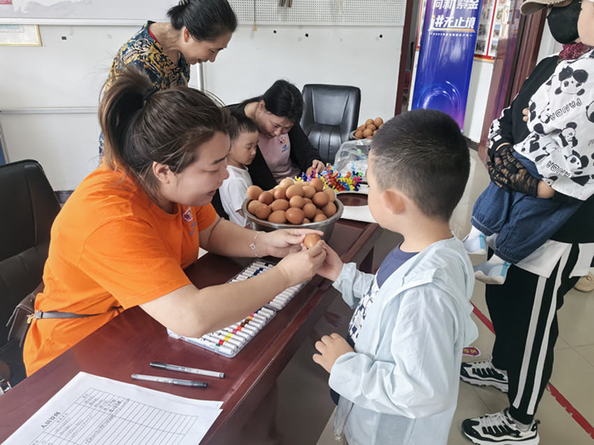 内蒙古自治区赤峰市元宝山区平庄城区街道锦山社区关工委开展“庆六一 绘彩蛋”趣味亲子活动
