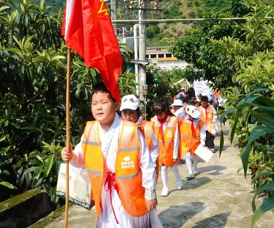  绿色实践育新苗 田间研学启真知——四川省雅安市宝兴县开展“探秘金果·研学趣旅”主题活动