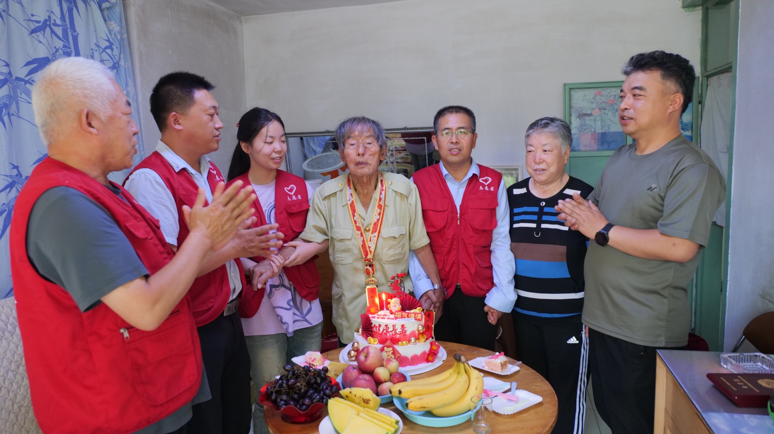 九秩老兵首尝生日甜 ——内蒙古自治区赤峰市元宝山区草原蓝哈达协会关工委为94岁抗美援朝老兵点亮生日烛光