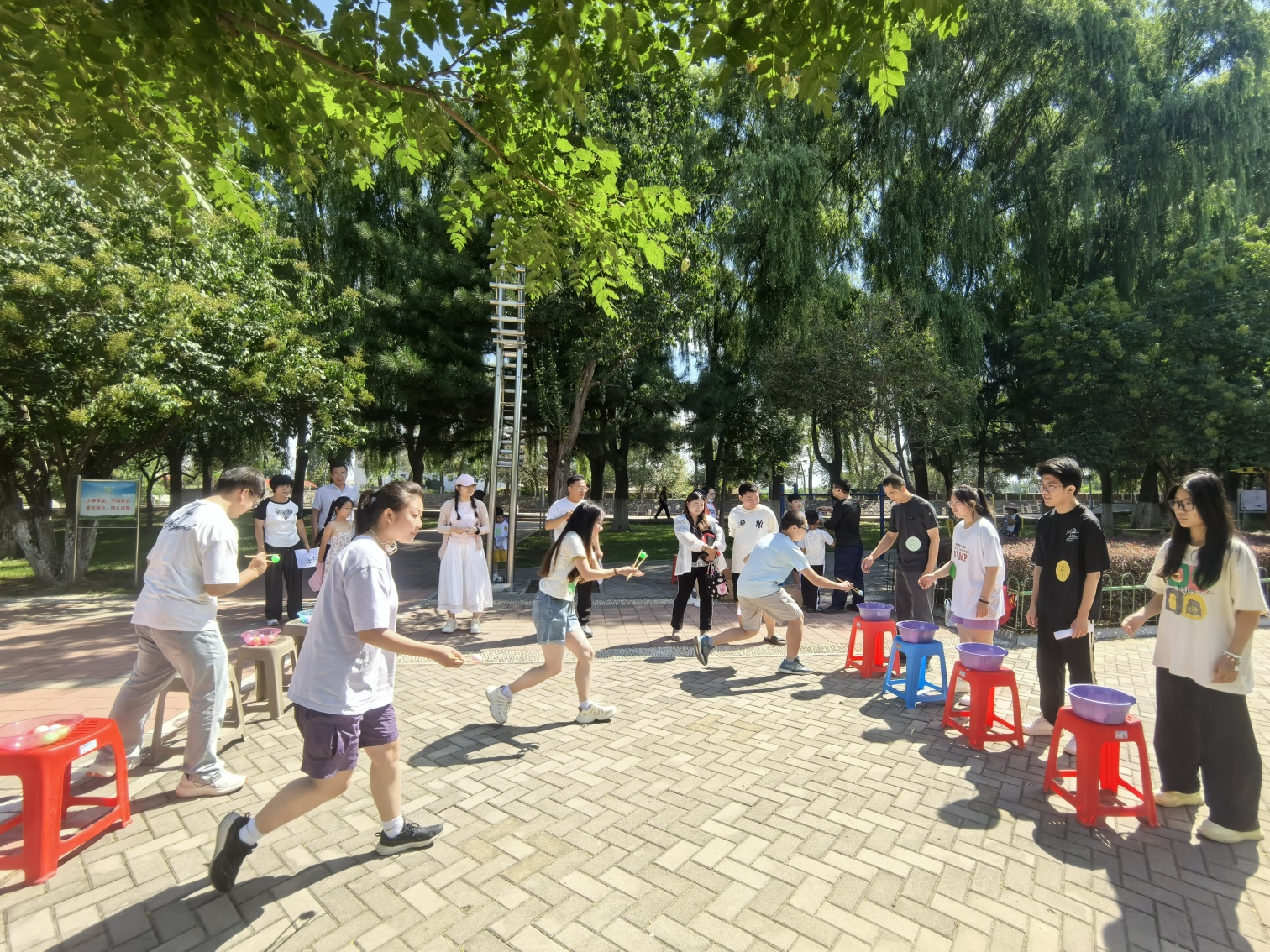 阳光伴我健康跑 亲情相伴欢乐笑——内蒙古自治区赤峰市元宝山区平庄西城街道王府社区关工委举办亲子运动会