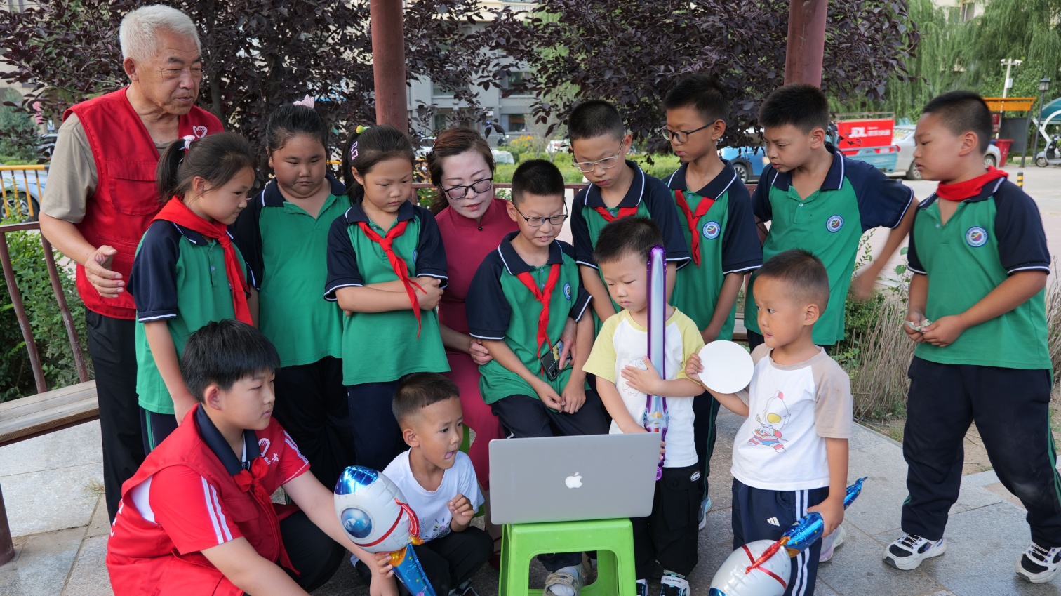 哈达映国旗，童心观阅兵——内蒙古自治区赤峰市元宝山区草原蓝哈达关工委与益元志愿队共筑红 色教育课