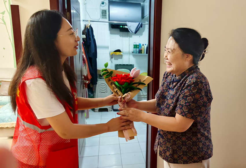 手工花束敬师恩 薪火相传育新人——内蒙古赤峰市元宝山区西城街道锦绣社区关工委为社区教师送节日祝福