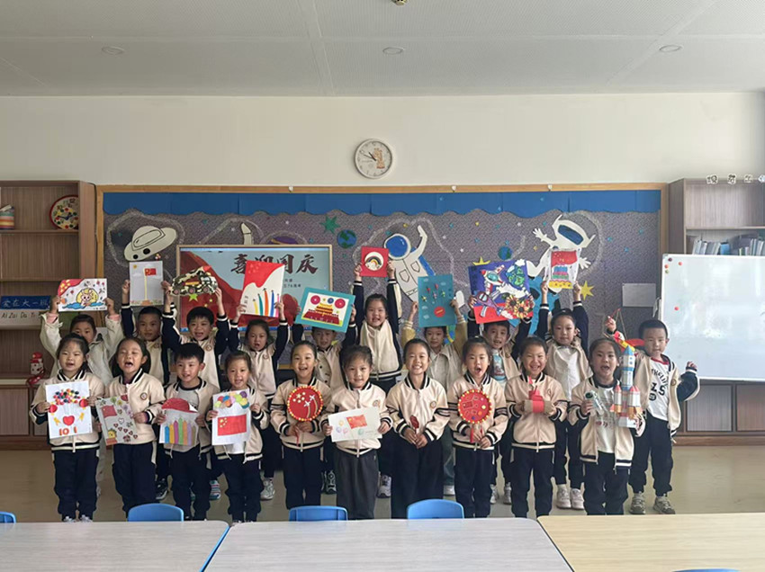 内蒙古自治区赤峰市元宝山区西城街道紫辰社区关工委联合区西城幼儿园开展“国庆遇上中秋月”主题活动