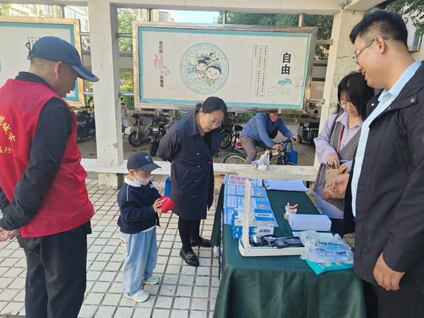 关爱口腔健康 义诊温暖同行——内蒙古自治区赤峰市元宝山区东城街道英河社区关工委开展老年口腔义诊活动