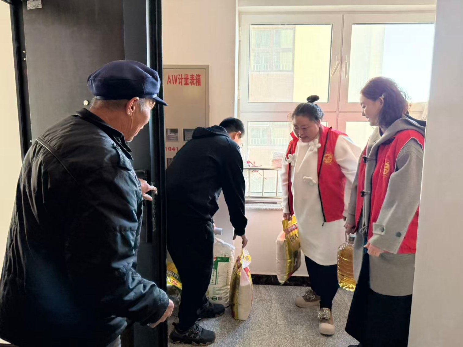 物资载情听党话  服务为民跟党走——内蒙古赤峰市元宝山区西城街道新景四季东社区关工委为老人送温暖活动