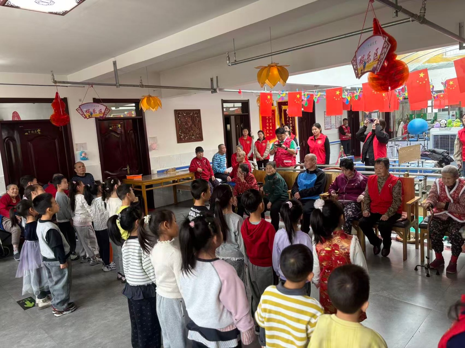 党建‘童’心圆  重阳敬老情——内蒙古自治区赤峰市元宝山区东城街道银河社区、二幼开展敬 老孝老主题活动