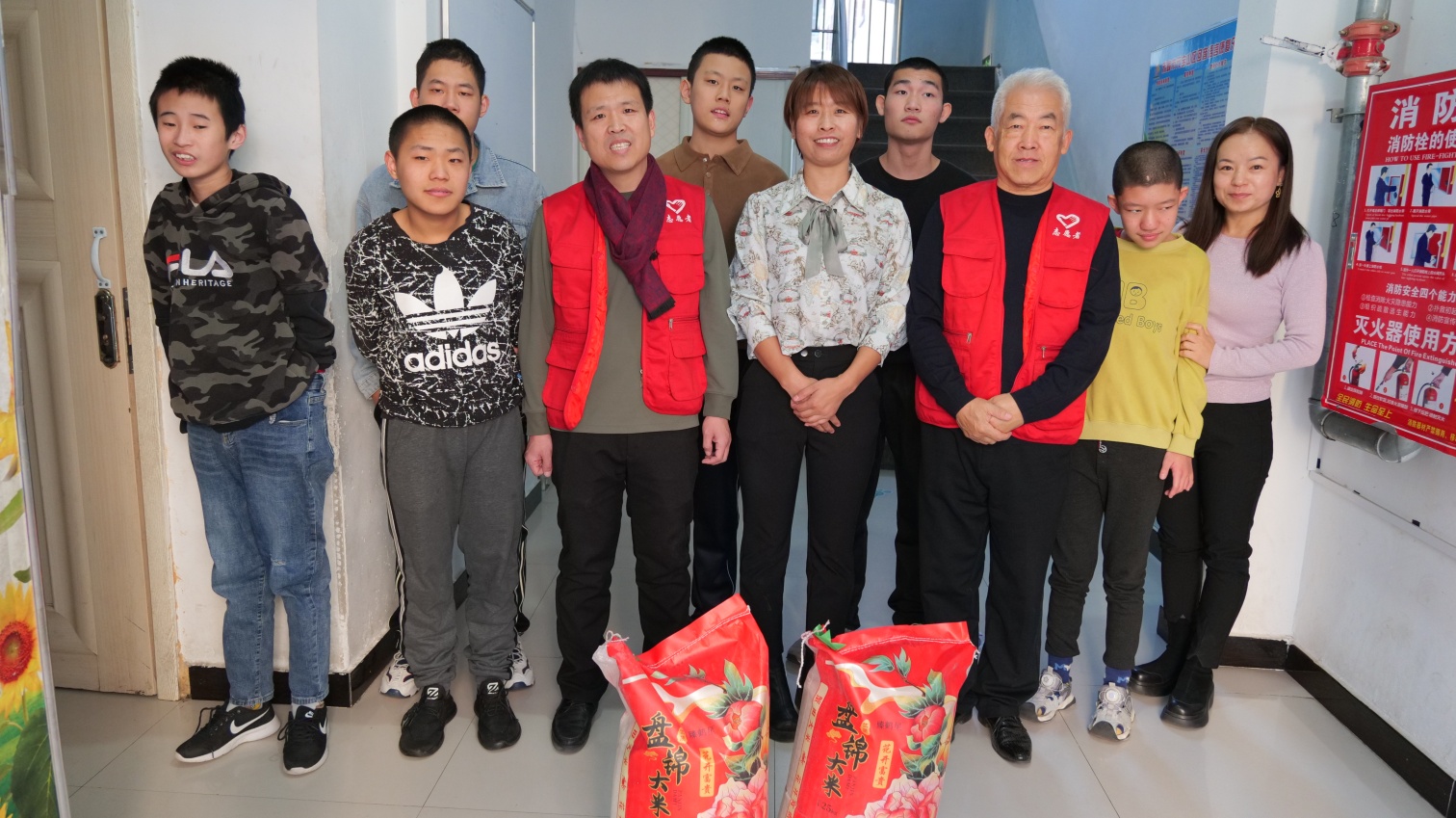 用爱浇灌“无声花朵”——内蒙古赤峰市元宝山区草原蓝哈达协会关工委张金辉看望聋哑儿童