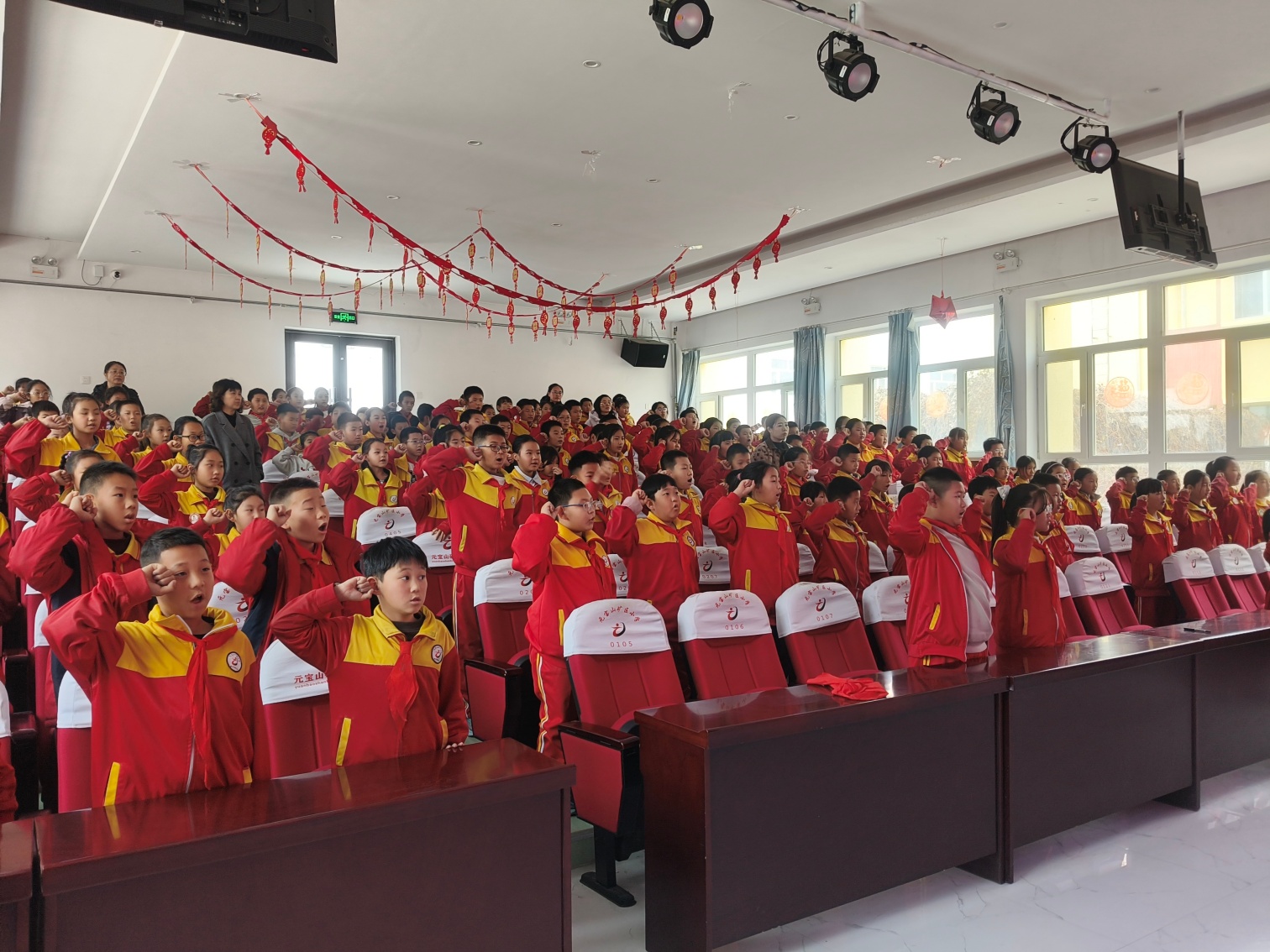 忆抗战岁月 育时代新人——内蒙古赤峰市元宝山区元宝山矿小学关工委开展“五老”进校园讲述红色故事活动