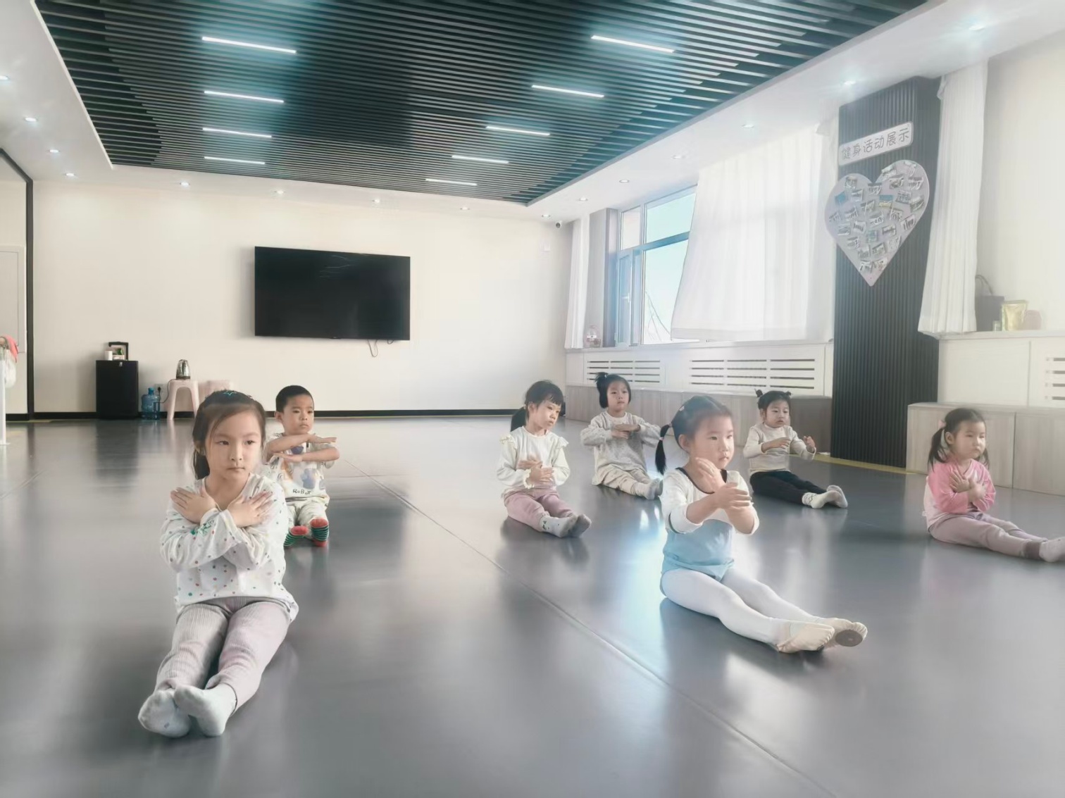 舞韵润童心 艺彩耀社区——内蒙古自治区赤峰市元宝山区西城街道新景四季东社区关工 委开展公益舞蹈课活动