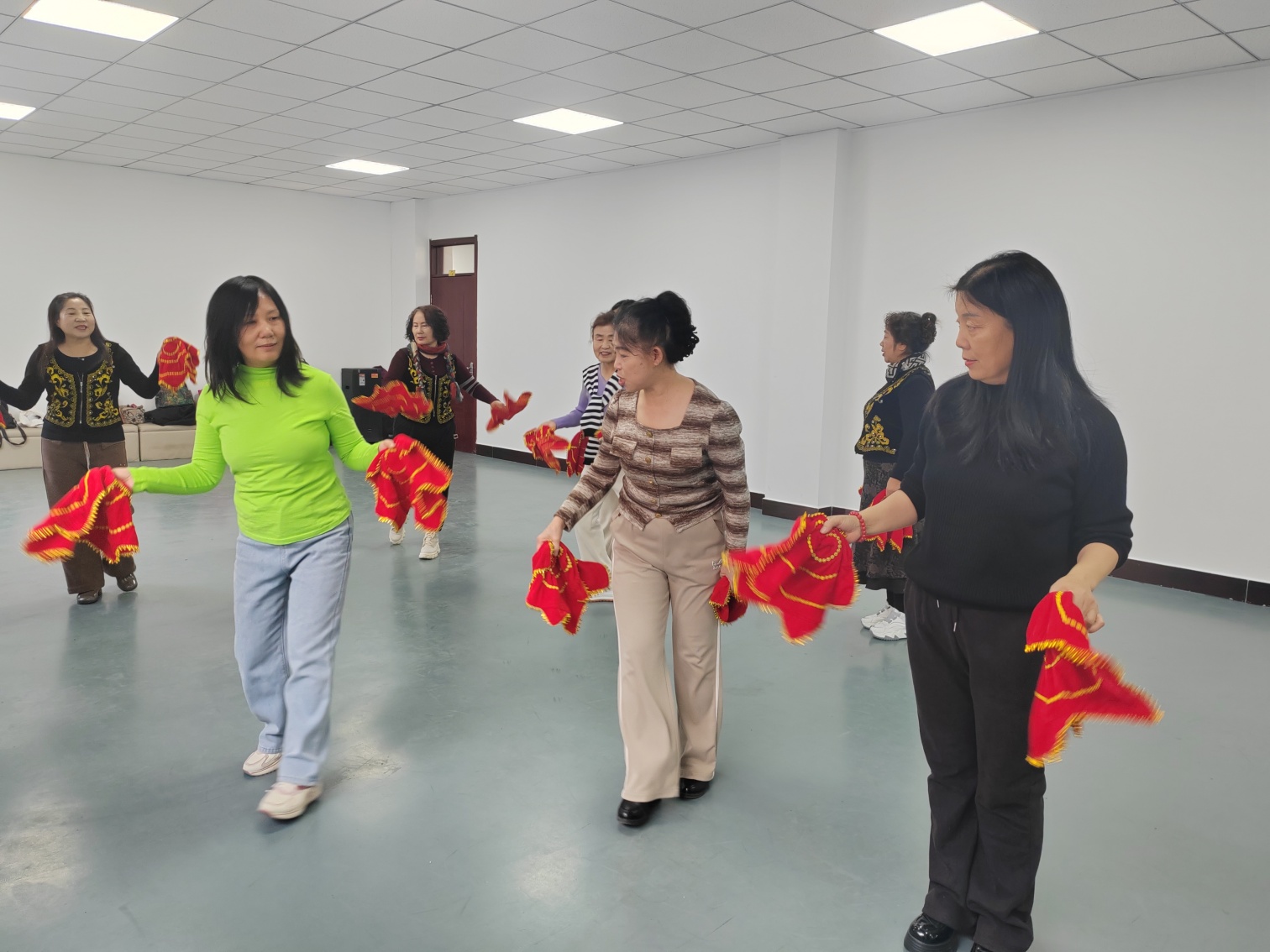 手绢翻飞健体魄  健康守护医小时——内蒙古赤峰市元宝山区西城街道如意东社区关工委开展老年健身活动