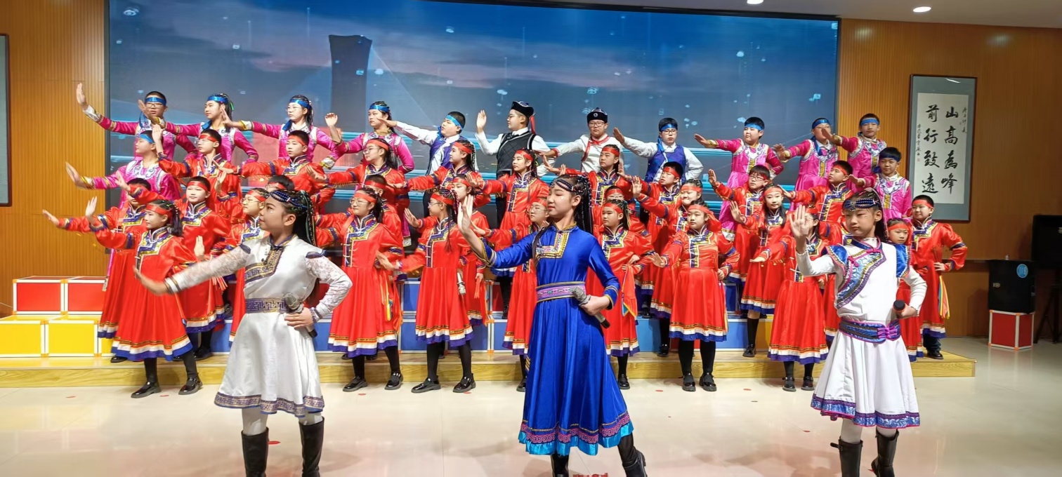 红歌嘹亮颂祖国 童心向党唱未来——内蒙古自治区赤峰市元宝山区山前学校关工委举办第三届红 色主题朗诵合唱节