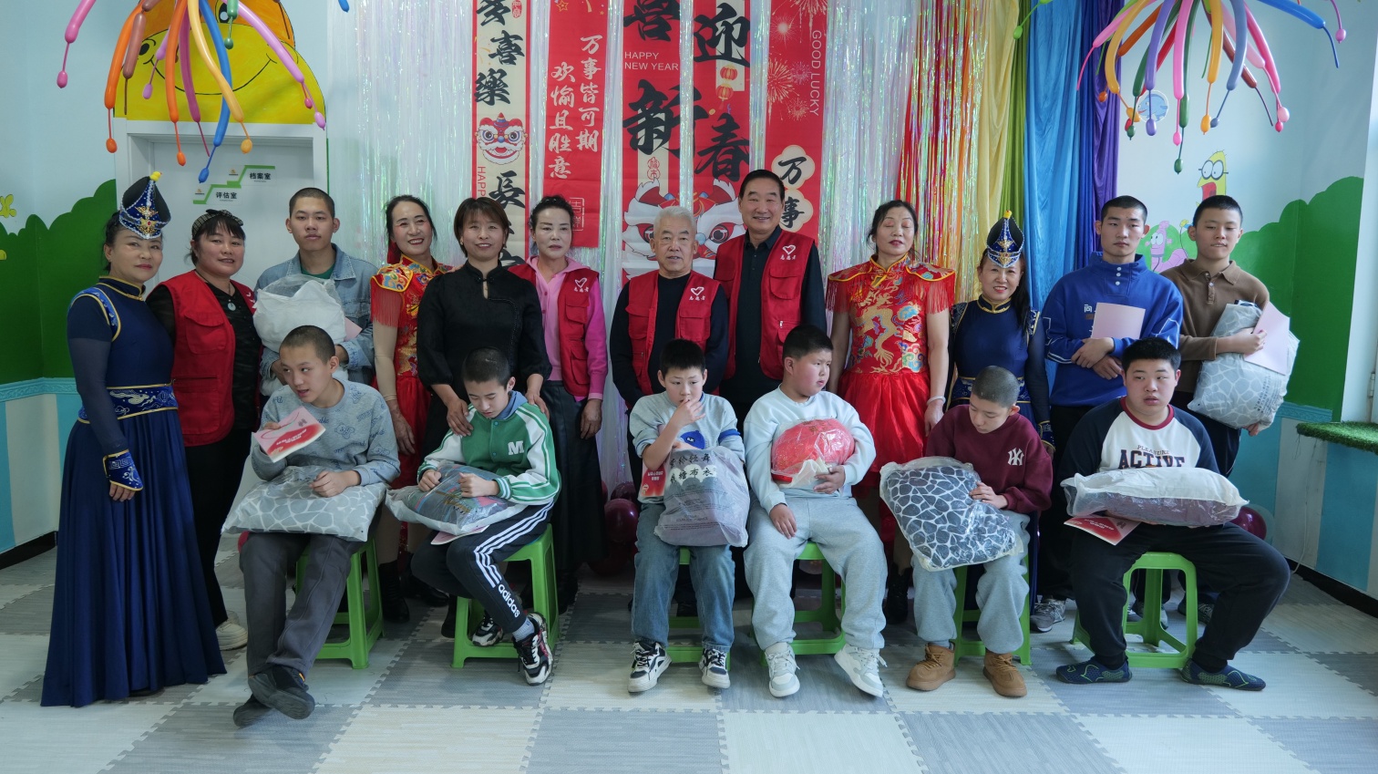 哈达映暖阳  欢歌暖雏燕——内蒙古自治区赤峰市元宝山区草原蓝哈达协会关工委暖心行动点亮困境儿童新年梦