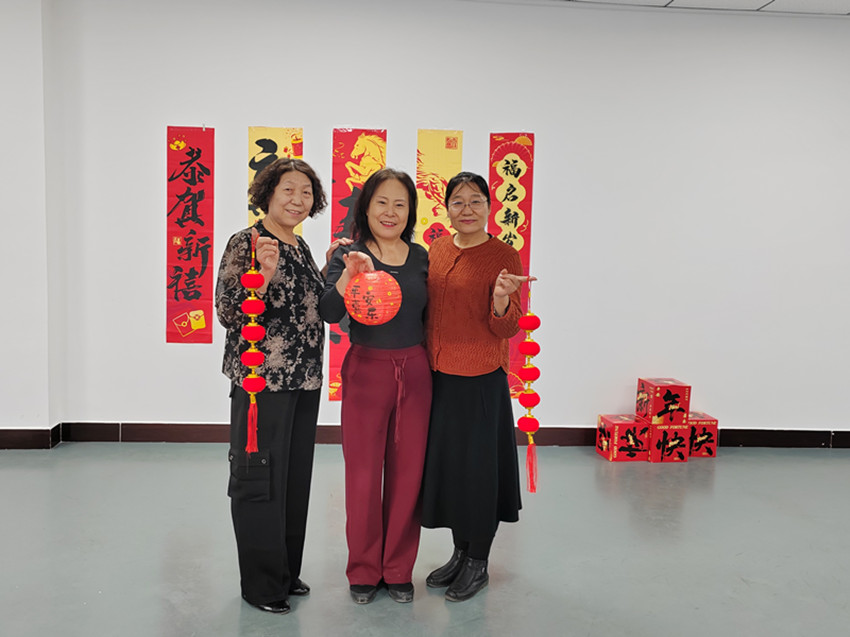 新年新气‘相’定格幸福年——内蒙古自治区赤峰市元宝山区平庄西城街道如意东社区关工委开展为老年居民摄影活动