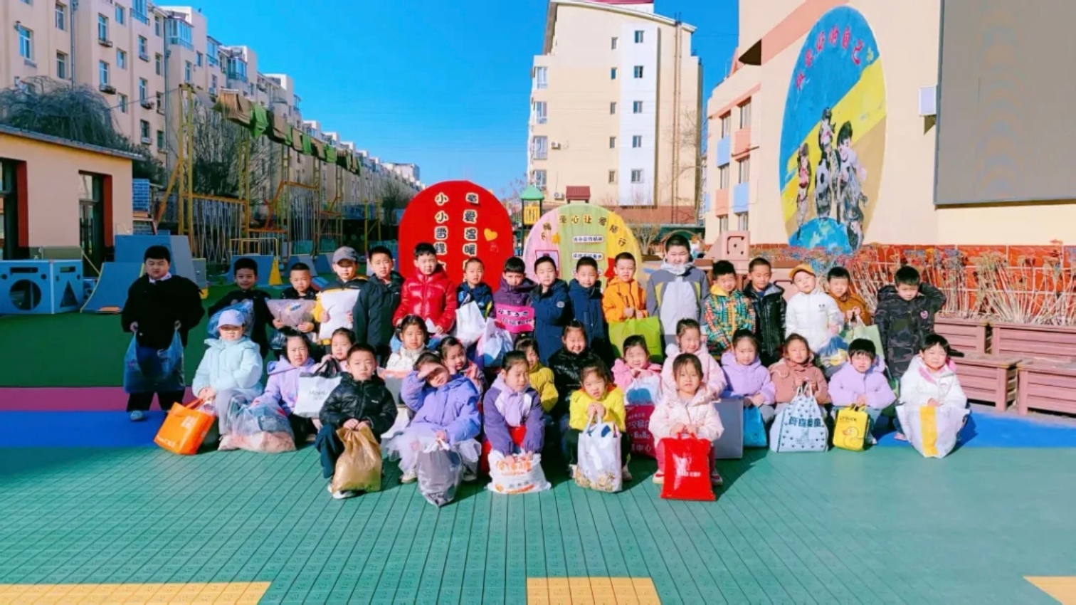 爱心传递 温暖童心——内蒙古自治区赤峰市元宝山区第二幼儿园关工委开展“学雷锋”爱心捐赠活动